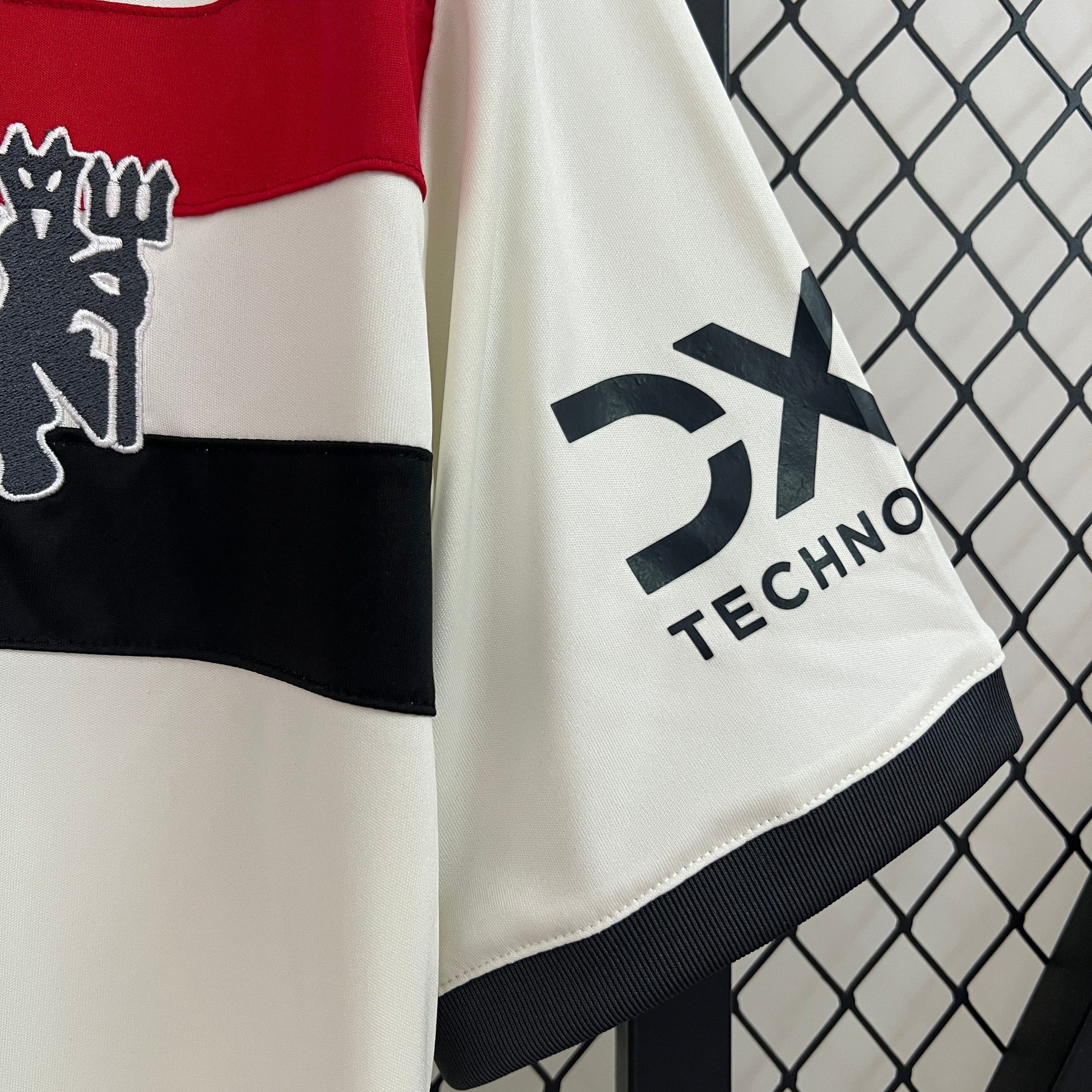 Ediția Fan Manchester United 24/25 în deplasare