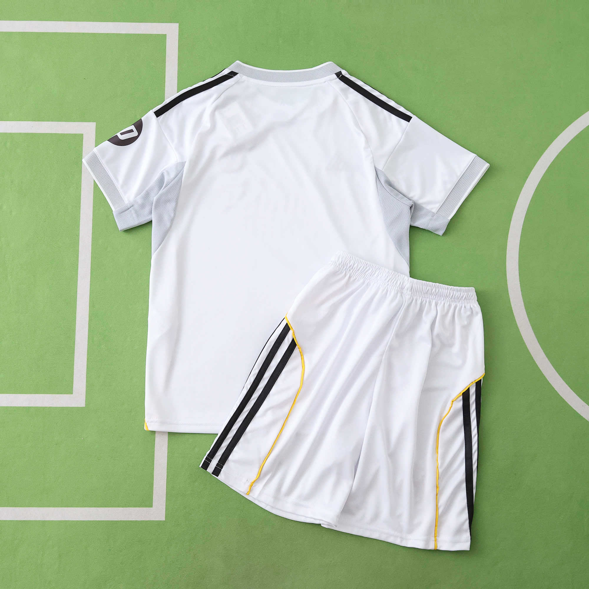 Echipament Real Madrid 25/26 acasă pentru copii